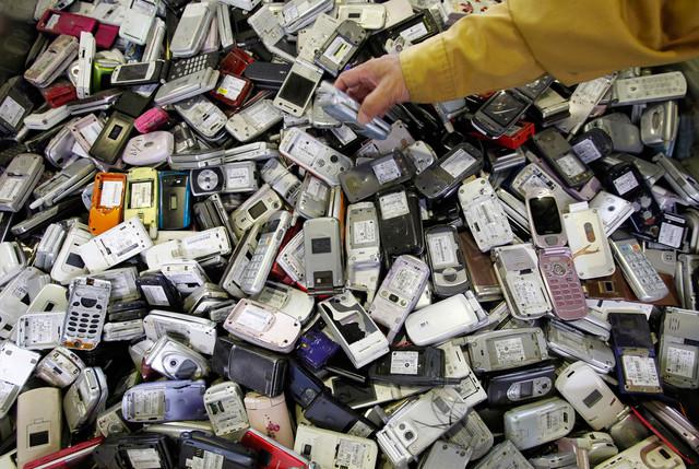 大量的废旧手机