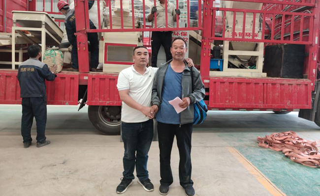 铜米机车间内现场合影留念 铜米机车间内现场合影留念